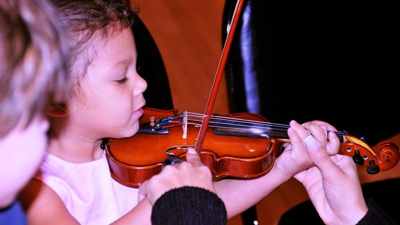 children-playing-violin