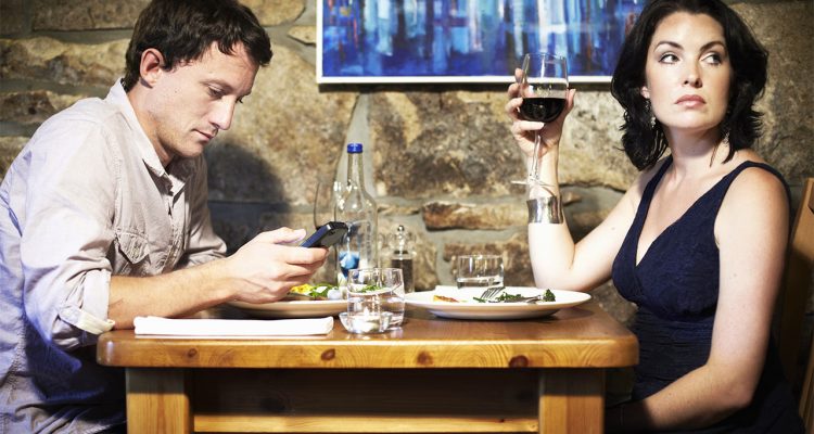 mobile-phone-at-the-dinner-table